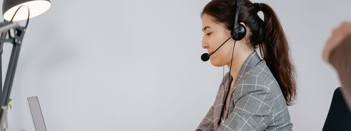agendar cita en Colpensiones persona usando computador portátil
