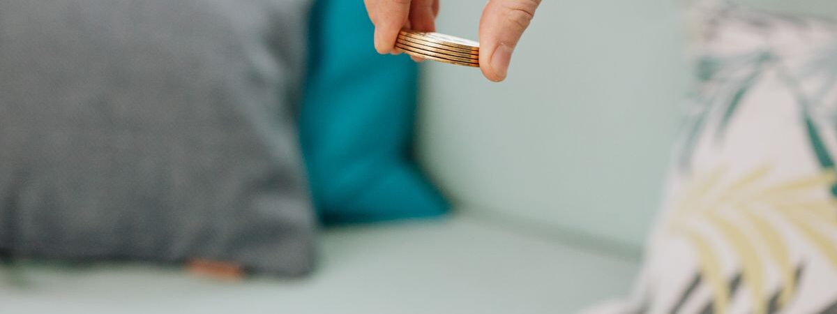 indemnización sustitutiva mano con monedas apiladas ahorro