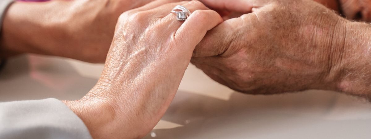 pensión de sobrevivientes adultos mayores tomados de la mano