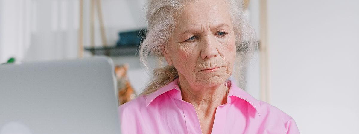requisitos para pensionarse mujer adulta mayor revisando documentos